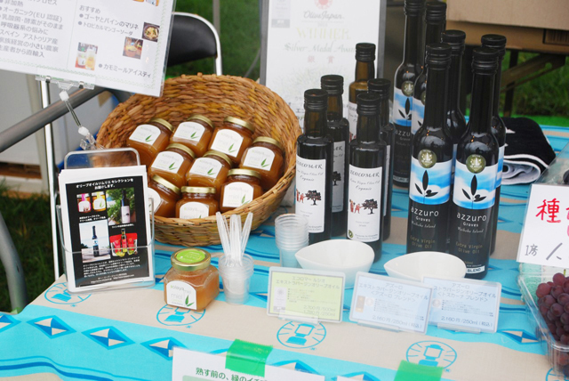 オリーブオイルソムリエさんが販売するオリーブオイルは、バナナのような香りや熟す前のイチゴのような 華やかな香りがするオリーブオイル。そしてお隣がユーカリのはちみつ。