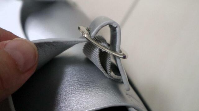 【GLOBAL WORK らくっションストラップサンダル】甲のバックル下にもゴムが！フィット感の向上が図られています