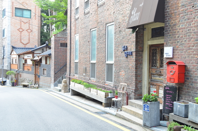 通仁市場の西側出口から水聲洞渓谷の入口に至る道には、おしゃれなカフェやレストランが点在している