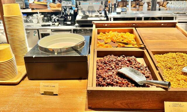 【BUNDOZA】ヨーグルトのトッピングには、ドライフルーツやグラノーラがあります