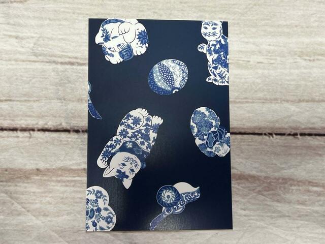 藍伊万里風の絵付けを施した招き猫柄。KEITAMARUYAMAらしい和風の配色が素敵♪