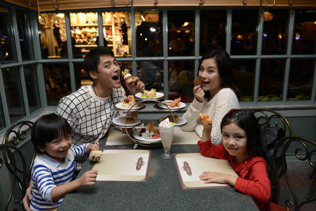 メインストリート10周年アニバーサリー　アフタヌーンティーセット｜メインストリート・コーナーカフェ｜香港ディズニーランド・リゾート