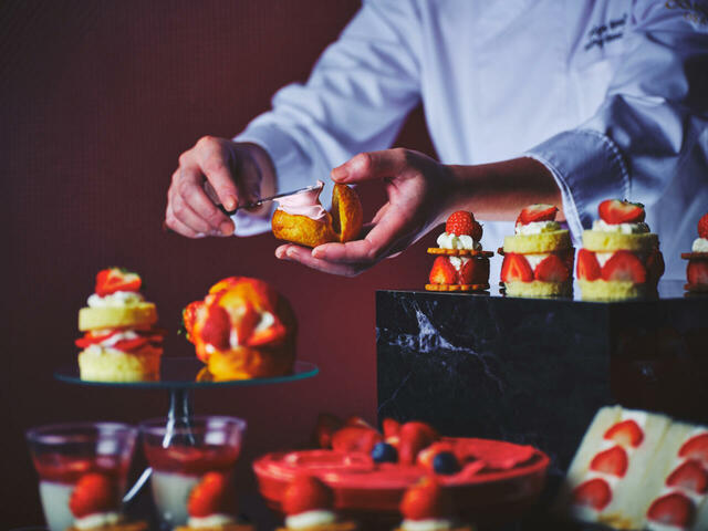 DIYスイーツイメージ【コンラッド大阪「The Elegant Red(ジ・エレガント レッド)」ストロベリースイーツビュッフェ】