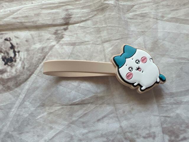 手を振っているポーズがかわいい♪