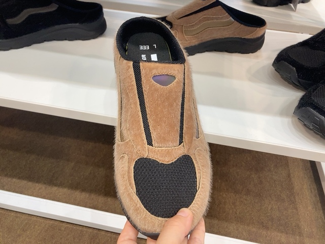 【ワークマン ブラッシュミュールスニーカー】カラーはブラウン系とブラック系がありました（正式名称不明）