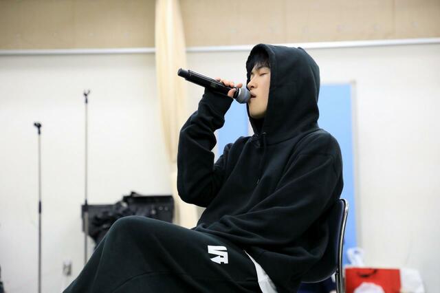 カバー曲を確認中のRYUSHIN