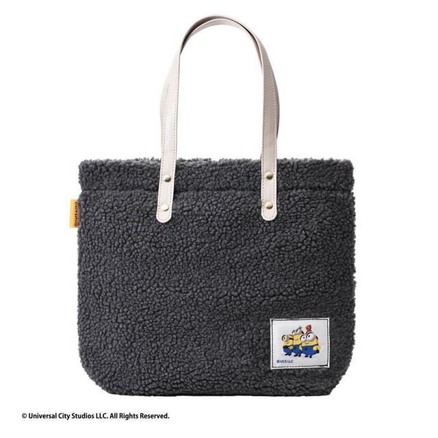 「〈ミニオンズ〉カフェ・ド・クリエ ハッピーバッグ（グレー）」＜サイズ：幅約29cm×高さ38cm×マチ7.5cm＞【【ミニオン×カフェ・ド・クリエ】ミニオンの“ふわもこバッグ”にグッズや商品券が詰まった「ハッピーバッグ」予約受付中！】