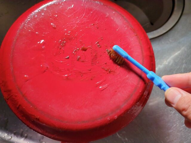 【こげとりぱっとビカ 万能タイプ】6時間放置後、汚れが浮き出ていて歯ブラシでなでるように取れました