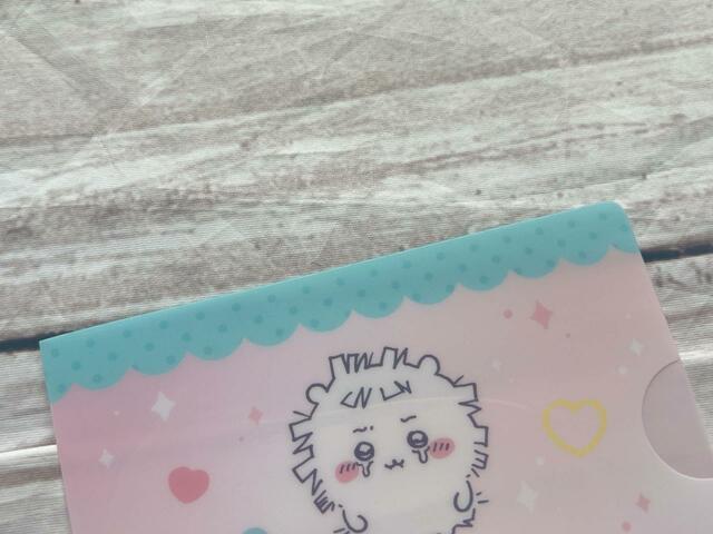 クリアファイルの上部はブルーのドット柄