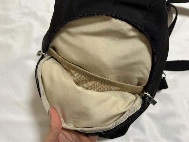 【anello GRANDE　クロスボディバッグ】フロント部分にはダブルファスナーポケットが。中に約16×16cmのメッシュポケットもついています