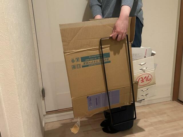 【山崎実業 持ち運べるダンボールストッカー タワー スリム】上部に持ち手が付いているので、ダンボールを収納したままラクラク移動できます◎