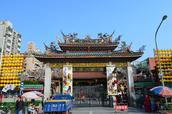 艋舺（萬華）のシンボルとも言える龍山寺。さまざな神様が共存している