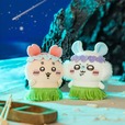 【ちいかわ新商品『映画ちいかわ 人魚の島のひみつ』】マスコット 各1,870円(左から 古本屋、モモンガ)
