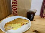 【カフェ・ベローチェ モーニングC トーストサンド　とろ～りチーズ＆ハム～モッツァレラチーズ～】ロースハムたっぷりがポイント！