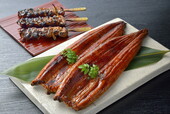 (写真はイメージです)「国産うなぎ長蒲焼き」1尾(約130~150g 全長20cm前後) 1,700円(税込)/「国産うなぎ長蒲焼き 大サイズ(約180~200g 全長約25cm)」1尾 2,300円(税込)/「中国産うなぎ長蒲焼き 大サイズ」1尾 900円(税込)/「中国産うなぎ長蒲焼き 特大サイズ」1尾 1,200円(税込)