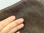 【ナノ・ユニバース ラメ巾着ショルダーバッグ】ラメは生地そのものに織り込まれています。生地を強めに擦ってみても、ラメは一粒も手に付きませんでした！