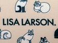 前面中央には「LISA LARSON」のロゴ入り