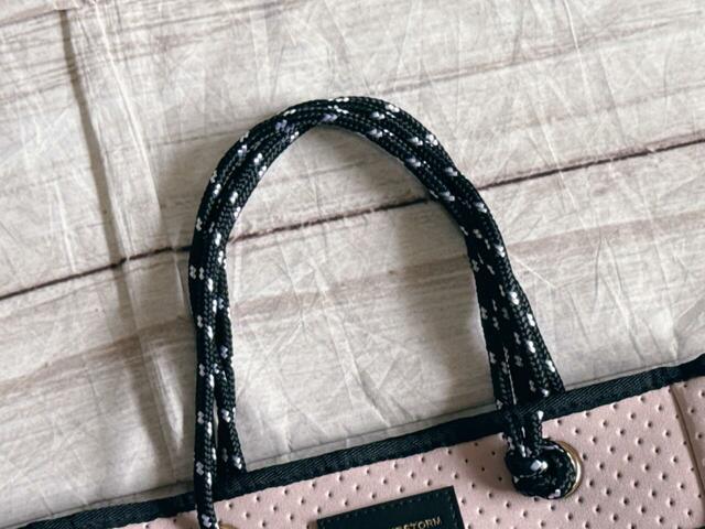 ストラップは2重にするとハンドバッグで持てる長さ。ややタイトにはなりますが、肩がけもできました