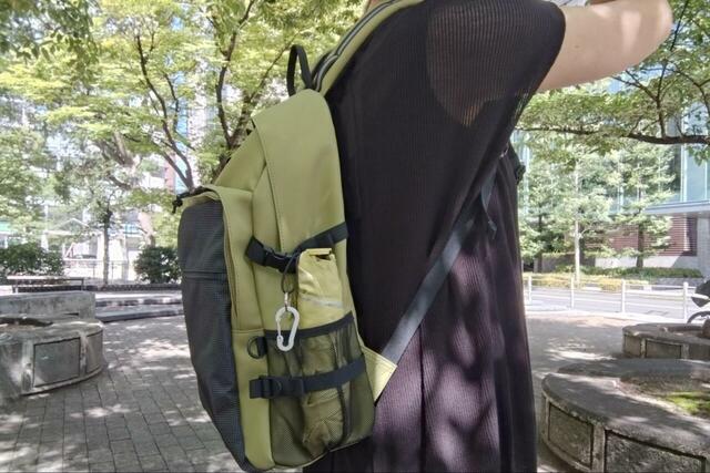 【ワークマン リフレクトソフトPUリュック】荷物が少ないときは両サイドのベルトを絞ってマチを小さくできるのが便利！