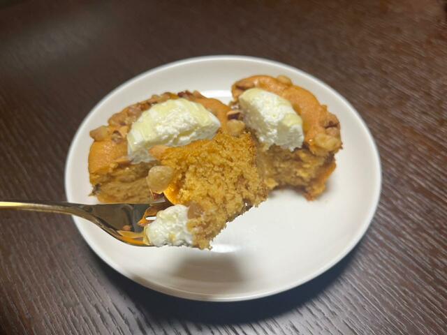 【ローソン　生マフィン with 食物繊維】ふわふわの生地には、中にもたっぷりナッツが入っています。