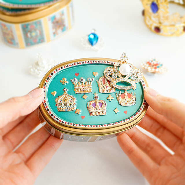 【青山デカーボ「ネコのトランプ缶」】伊勢丹新宿店にて、1月22日（水）から販売開始！