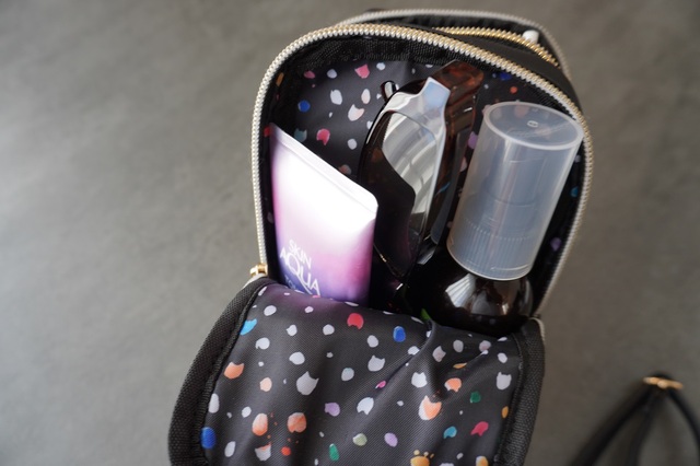 日焼け止めやサングラス、虫よけスプレーも入るポーチ