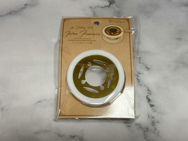 ワックスを溶かすときに使う、シーリングワックス炉。筆者は「Seria （セリア）」で購入しました！