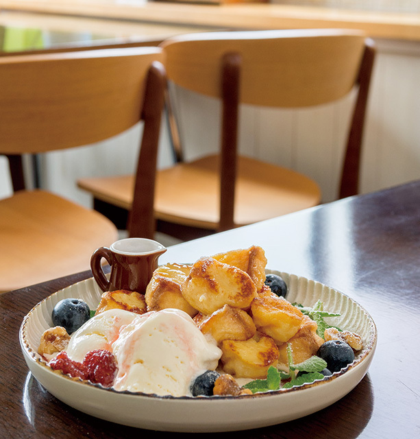 人形町 三日月座（人形町）／麩レンチトースト　350円。タマゴと牛乳で和えたお麩を焼き上げ、ふわりとした食感に。季節のフルーツやアイスを添えて。デザートのみの注文は不可なのでドリンクと合わせてどうぞ。