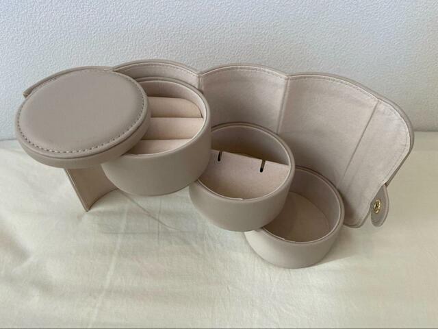 【ニトリ】デコホーム商品「筒形ジュエリーケース」中の仕切りは3種類。大きく開くのでどのスペースにも収納しやすく使いやすい