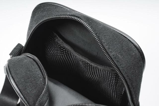 【BAYFLOWショルダーバッグ（ブラック）】内側には見やすいメッシュポケット