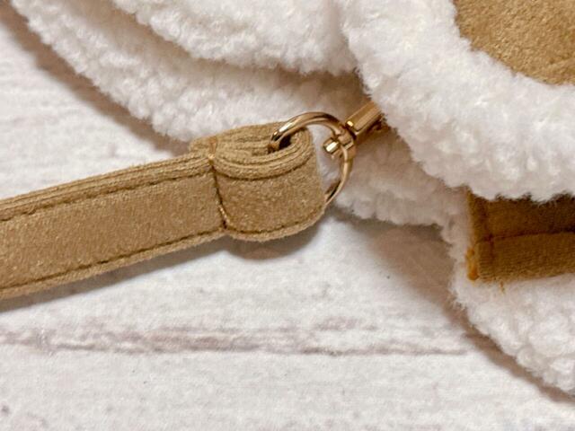 バッグ内側の両サイドについているDカンにショルダーストラップをつけられます