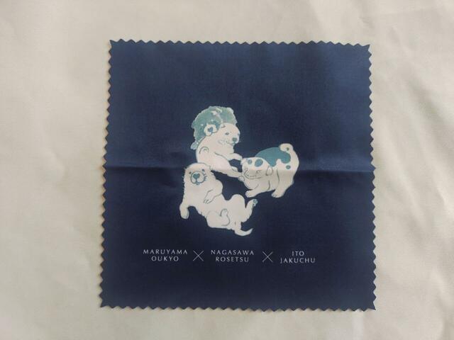 光沢感のある紺色