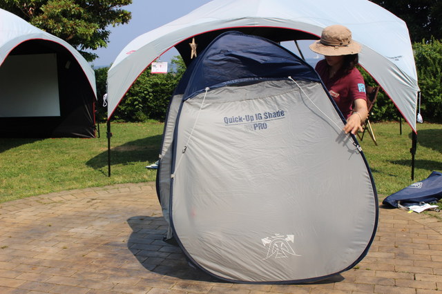 女性一人でも建てられるテント。