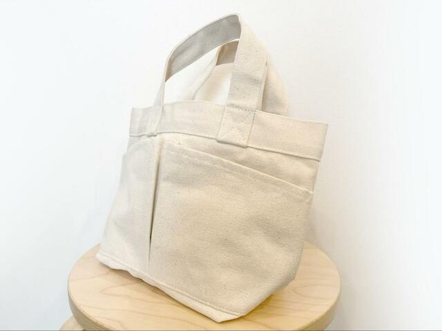 【無印良品 帆布 ミニトートバッグ】適度な厚みのある帆布素材。荷物が入っていなくても自立する丈夫な作りです