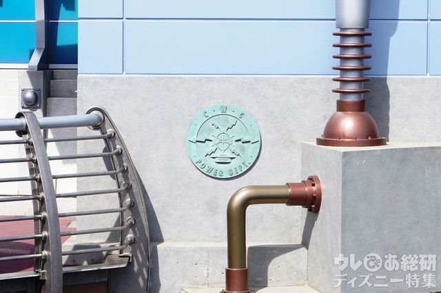 ディスカバリーギフトの裏側にはまだ発電所を示すプレートが