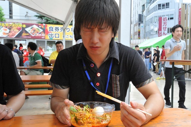激辛グルメ祭り／蒙古タンメン中本の「冷し辛ソーラーメン」（800円）を食べた直後のライター菊池。辛さに表情がゆがむ。早くもギブアップか!?