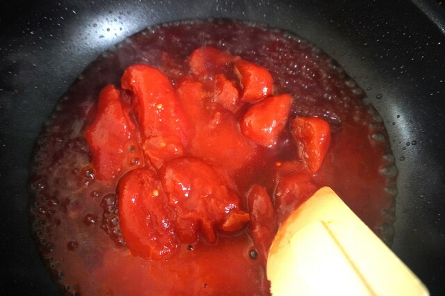 【〈塩分ハーフ〉ぐっち夫婦レシピ：味噌ボロネーゼ】フライパンに赤ワインを加えひと煮立ちさせ、トマトの水煮を入れて潰す