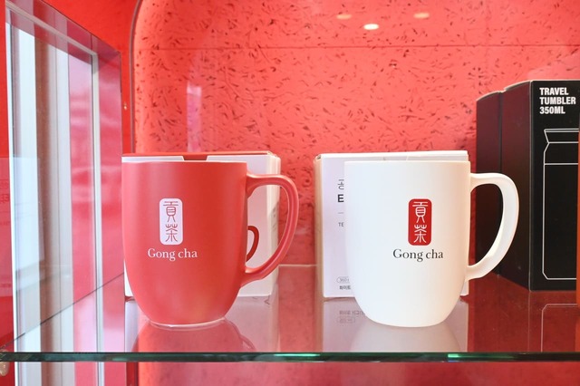 【ゴンチャ 原宿神宮前店】「ゴンチャオリジナルマグカップ」（白・赤）各1,800円