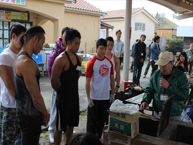 スタッフの方の説明を真剣に聞くマッチョたち(ちなみに、このオジ様がとてもトーク上手で面白い)