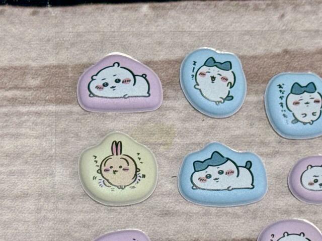 【ちいかわステショBOX ぷっくりシール】さまざまなポーズや表情を披露するちいハチうさ。特にうさぎは白目の表情が多いです！