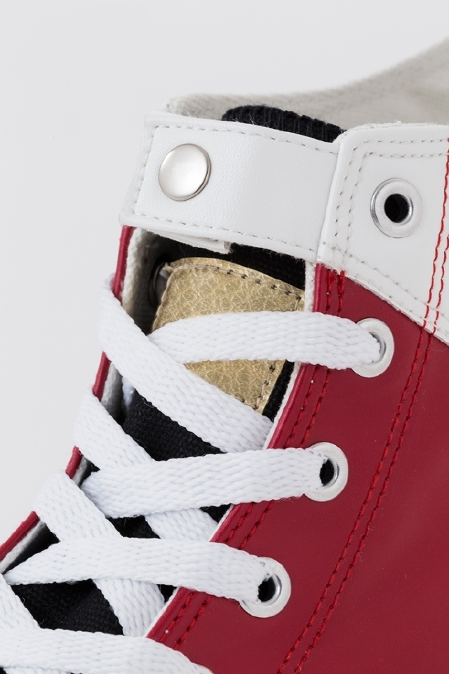 『バーナビーモデル』首元の白ストラップ