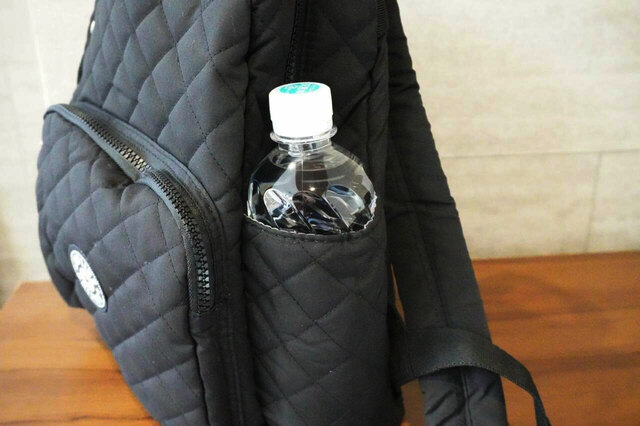 両サイドにはドリンクや折り畳み傘が入るポケットがあります