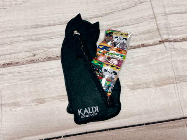 【カルディ　ハロウィン黒ネコペンケース】ファスナーを開けるとお菓子が登場！