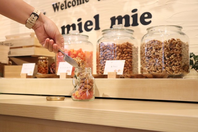 ナッツやドライフルーツが好きな方は満タンに詰めるのが◎