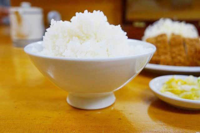 「とんかつ いちかつ」　ロースかつ定食　ご飯は山盛り。