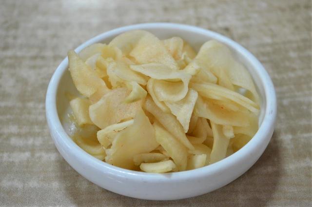 ソウルの平壌冷麺専門店のペッキムチ（白キムチ）。粉唐辛子がわずかに使われているだけなので文字通り白い