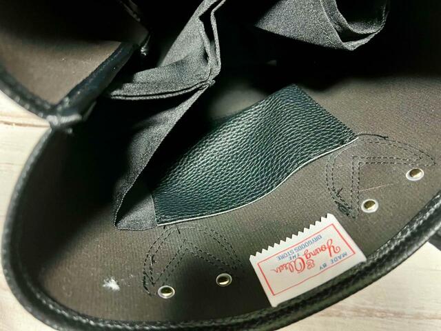 なんと収納スペースは6つ！1つ目はフェイクレザー生地のポケット