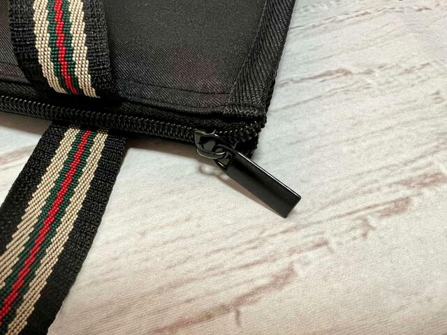 ファスナーで開閉する仕様