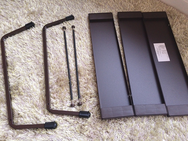 【ワークマン アルミテーブル】ポール、脚、天板3枚が入っています