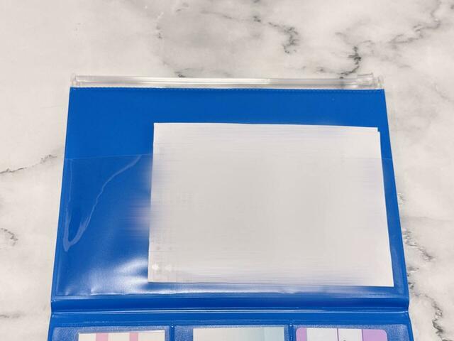 クリアの差し込みポケットにはA4を四つ折りにした処方薬の説明書をIN【フラットケース（ちいかわ）】